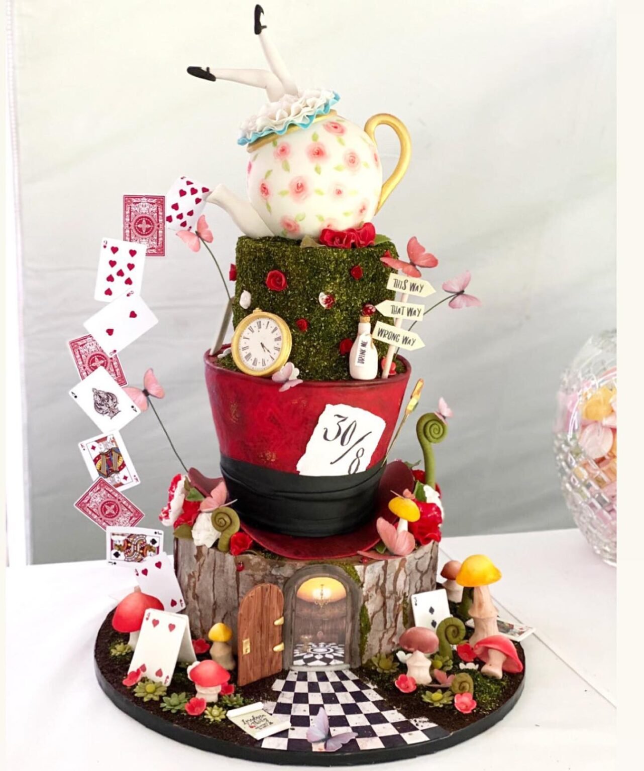 36 DIY Alice in Wonderland Decorations [Easy To Do]